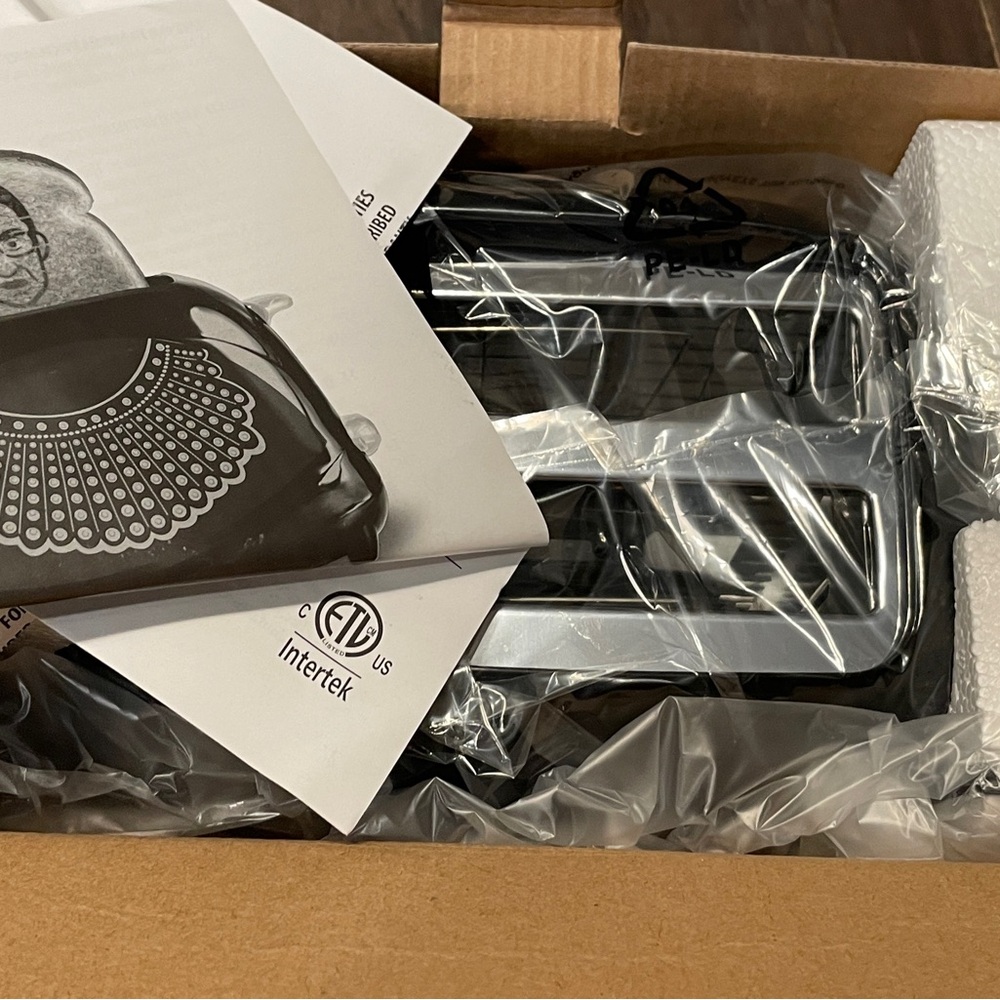 Ruth Bader Ginsburg Toaster New In Box 2019 Uncanny Brands Black - Picture 4 of 4